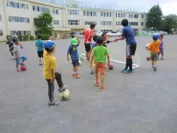 アンフィニ在籍の講師によるサッカー教室。元気よく遊ぶ子どもたち！