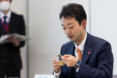 第5回房総ジビエコンテストの様子_知事試食