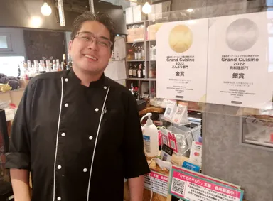 料理長　岡崎 大輔シェフと表彰状