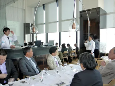 見せる課懇談会の様子