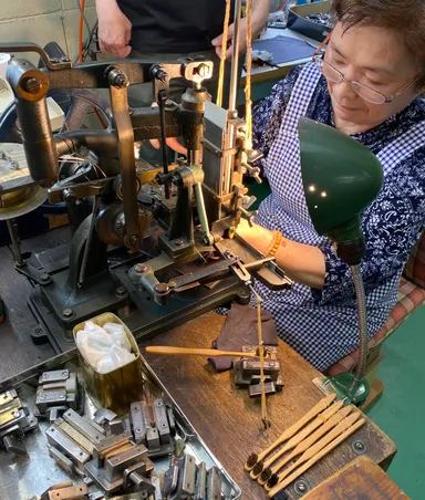 植毛職人による作業シーン