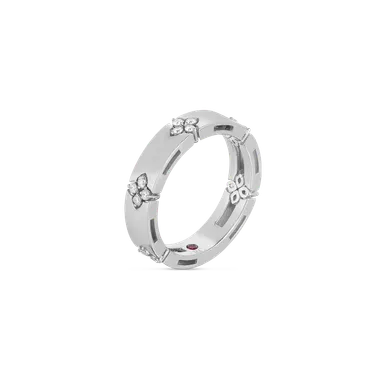 ロベルトコインのジュエリーは、内側または裏側に必ずルビーがセットされている。