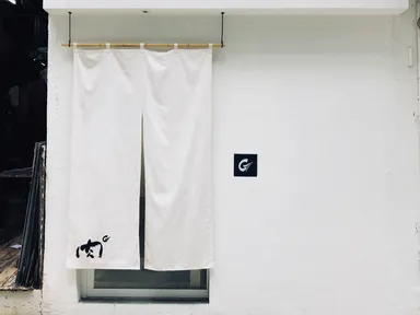 外観は白壁で、日本を彷彿とさせるシンプルな構え