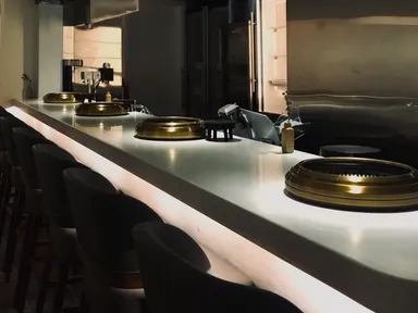 和牛の香りをほどよく感じられるよう設計されたオリジナルのカウンター。