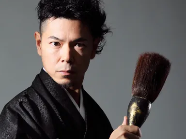 佐賀県出身の新進気鋭の書道家・アーティストの山口芳水氏。