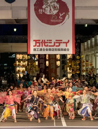 プレイベントに出演する「にいがた総おどり」