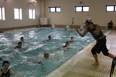 水中キックボクシング　レッスン風景