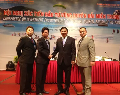 グエン・バ・タイン氏(画像中央右)と