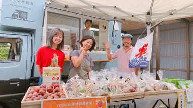 中田さん ご夫妻（手前右・中）とスタッフ