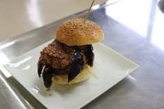 最優秀賞に輝いた「麻婆茄子バーガー」