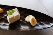 左より、豆庵豆腐、バナナ