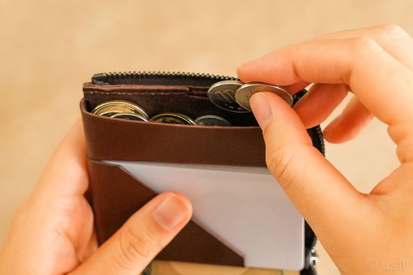 収納量が少ない。使いにくい。 ミニ財布の不便を解決した、薄く