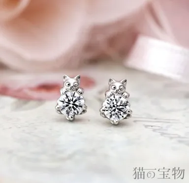 猫のピアス　猫の微笑み