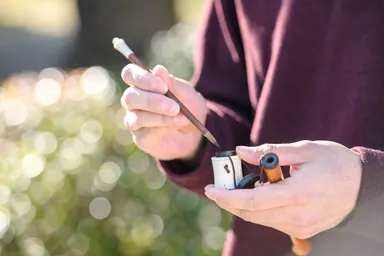 野外で筆文字体験(墨壺)