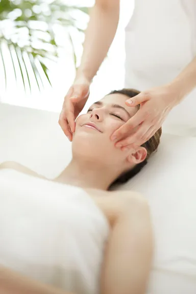 グイッ！と引き上げ、スッキリしたフェイスラインへ。