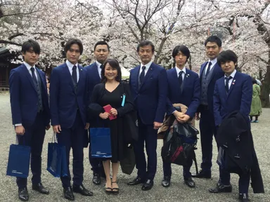 毎年靖国神社への参拝を続けている演者達。