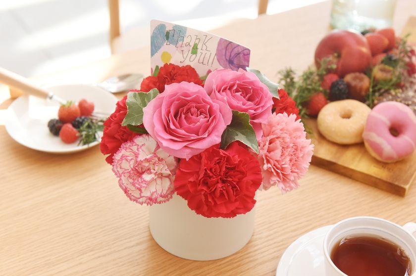 ～母と、母のような大切な人に、
心からの「ありがとう」を。～
日比谷花壇の母の日フラワーギフト
2023年2月14日（火）から、
日比谷花壇オンラインショッピングサイトで
注文受付開始