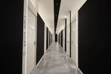 モノトーンに飾られた内装空間