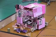 チーム製作のロボットが救助競技に挑戦