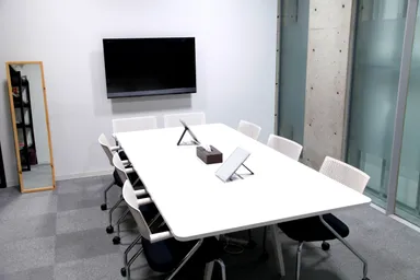 最大8人まで収容可能な控え室