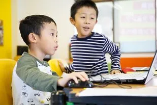 共同で設計する生徒たち 1