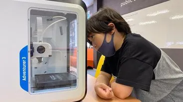 3Dプリンタを使う生徒