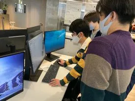 共同で設計する生徒たち 2