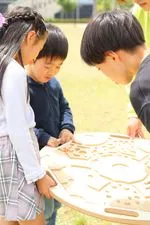 製造した遊具で遊ぶ子供たち