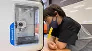3Dプリンタを使う生徒