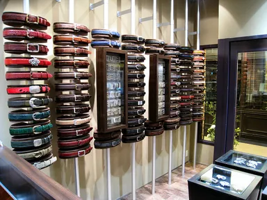 「ELLIOT RHODES LONDON」HERBIS PLAZA店