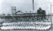 当時の「富士瓦斯紡績」で働く 沖縄出身の女性工員たち