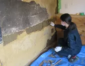 土壁の補修作業