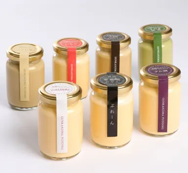 Cafe LeVent　軍艦島プリン　左手前から：壱岐焼酎／プレーン／ラム酒／奥左から：ほうじ茶／いちご／エスプレッソ／抹茶