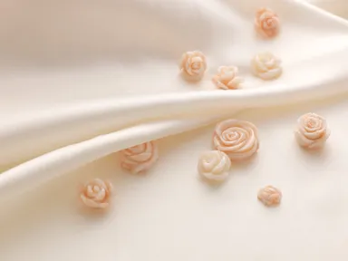 サンゴを彫る技術は宝石研磨とは異なり、より繊細な技を必要とする。