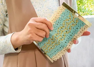 財布(シャイニーブルー)使用イメージ表面