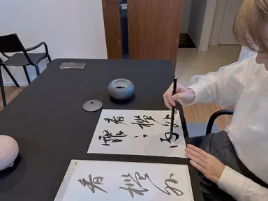 「九谷焼 墨池」を使用する書家　石野華鳳(3)