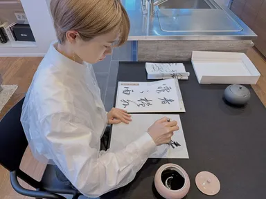 「九谷焼 墨池」を使用する書家　石野華鳳(4)