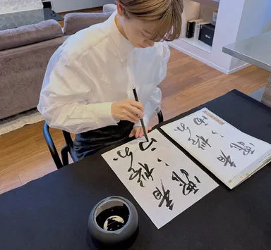 「九谷焼 墨池」を使用する書家　石野華鳳