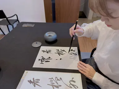 「九谷焼 墨池」を使用する書家　石野華鳳(2)