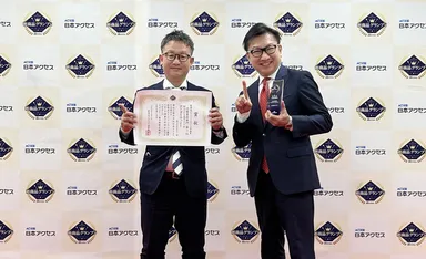 表彰式の様子(右　株式会社エルビー代表取締役社長 畑中 晴彦　左 株式会社エルビー執行役員 営業本部副本部長　蔭山 大)