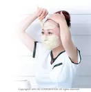松ヤニパックをヘラでお顔に塗布し、仮面を作り乾いたら剥がします。