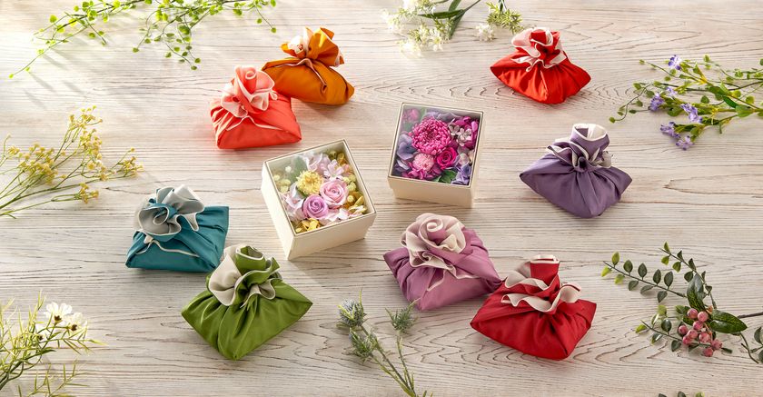 ～母の日ギフトや内祝いのお返しに、はなやぎを。～
八代目儀兵衛と初コラボレーション、
「お米と花のギフトセット」を日比谷花壇がデザイン。
3月1日（水）から、八代目儀兵衛
オンラインショッピングサイトで発売されます。
日比谷花壇オンラインショッピングサイトでも、
母の日限定のそのまま飾れるブーケセットを
注文受付開始。