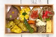 彩りいなり4種とジャーマンチキンポテトのおばんざい弁当(にじなり)