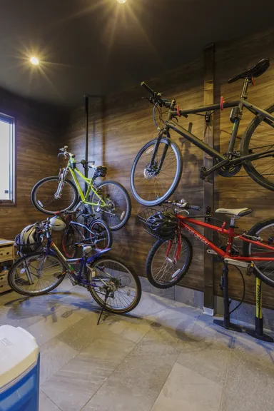 木目調のクロス貼りは、メンテナンス性とインテリア性を両立