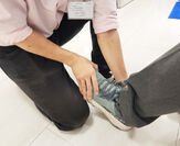 (6)計測データをもとに熟練スタッフが足に合う靴を選びます。