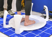 (1)最先端の測定器で足の形、足裏にかかる圧力などを計測します。