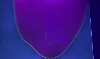 暗所においての、紫外線照射下での量子ドットフィルム