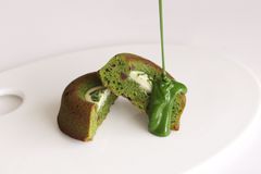 しっとり生地を抹茶チョココーティング