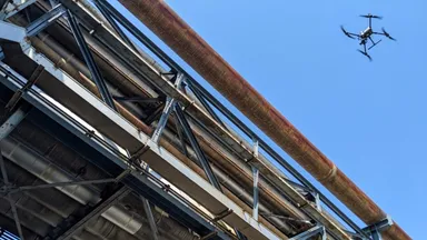 配管点検中のドローン