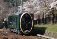 桜咲く八瀬比叡山口駅へ到着する観光列車「ひえい」